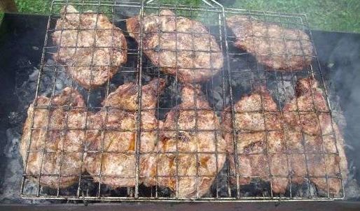 стейки на решетке и картошка-трясучка