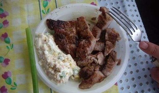 стейки на решетке и картошка-трясучка