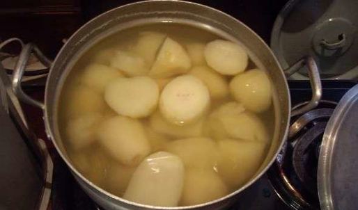 стейки на решетке и картошка-трясучка