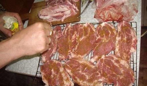 стейки на решетке и картошка-трясучка