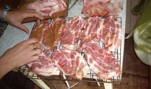 стейки на решетке и картошка-трясучка