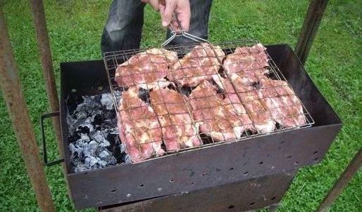 стейки на решетке и картошка-трясучка