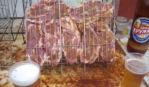 стейки на решетке и картошка-трясучка