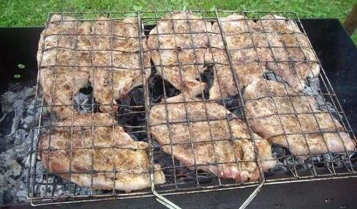 стейки на решетке и картошка-трясучка