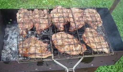 стейки на решетке и картошка-трясучка