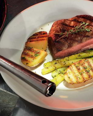 Стейки с картофелем и спаржей на гриле