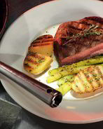 Стейки с картофелем и спаржей на гриле