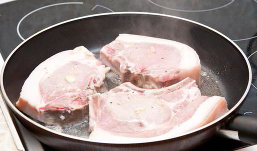 свиной стейк в маринаде из зеленого чая