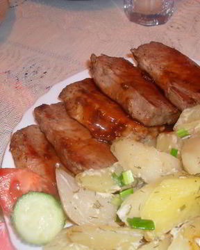 Свиные стейки под соусом с запеченым картофелем