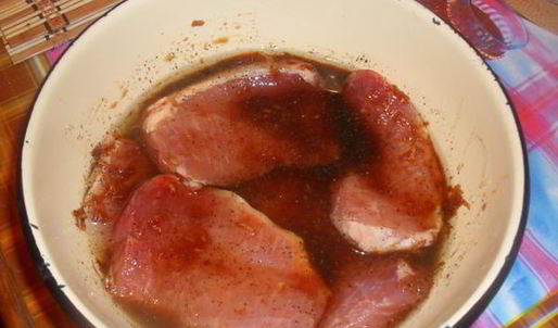 свиные стейки под соусом с запеченым картофелем