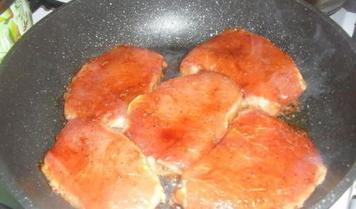 свиные стейки под соусом с запеченым картофелем