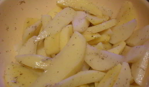 свиные стейки под соусом с запеченым картофелем