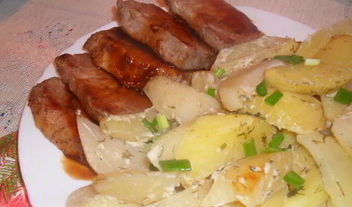 свиные стейки под соусом с запеченым картофелем