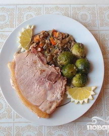 Рецепт свиных стейков с грибами и брюссельской капустой