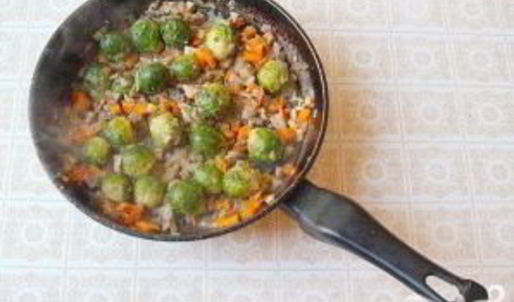 свиные стейки с грибами и брюссельской капустой