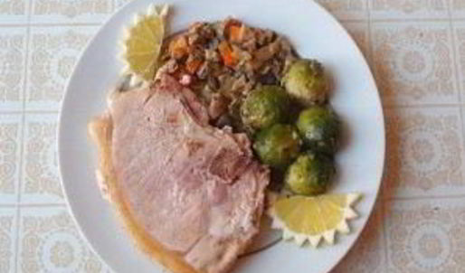 свиные стейки с грибами и брюссельской капустой