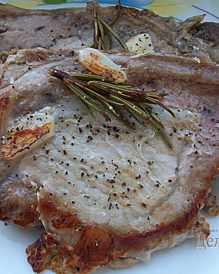 Рецепт свиных стейков с розмарином и чесноком жареные без масла