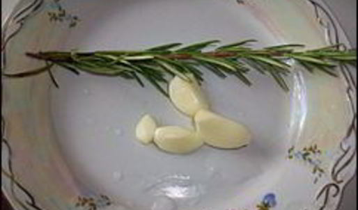 свиные стейки с розмарином и чесноком жареные без масла