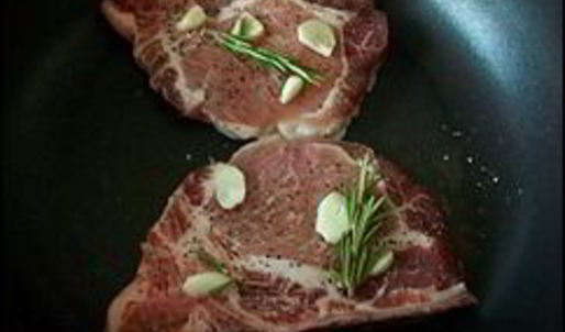 свиные стейки с розмарином и чесноком жареные без масла