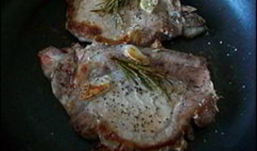 свиные стейки с розмарином и чесноком жареные без масла