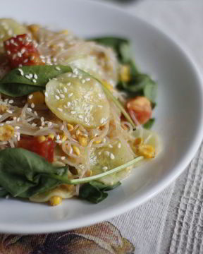 Стеклянная лапша с кукурузой и имбирным соусом