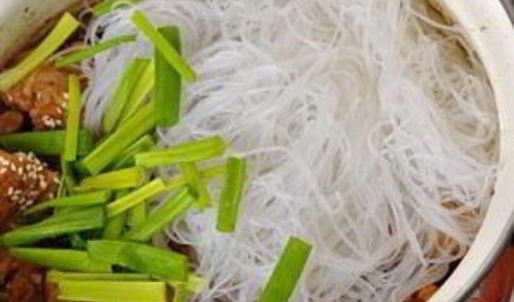 стеклянная лапша с курицей и овощами