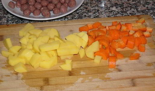 говяжьи тефтели с булгуром, тушеные с овощами