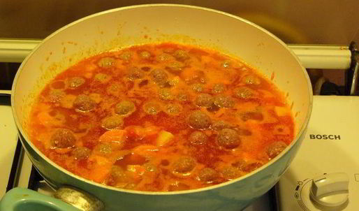 говяжьи тефтели с булгуром, тушеные с овощами