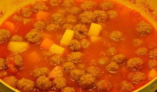 говяжьи тефтели с булгуром, тушеные с овощами