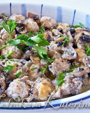 Куриные тефтели в грибном соусе