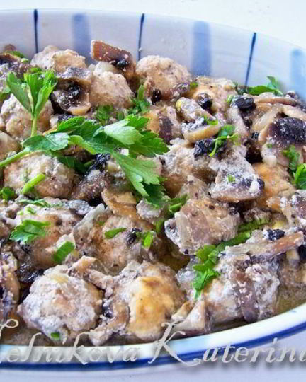 Рецепт куриных тефтелей в грибном соусе