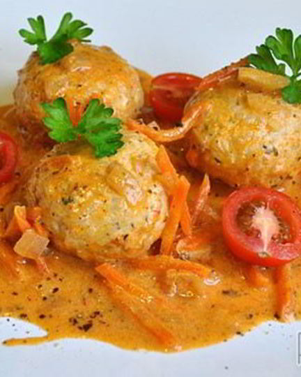 Рецепт куриных тефтелей в сметанно-томатном соусе