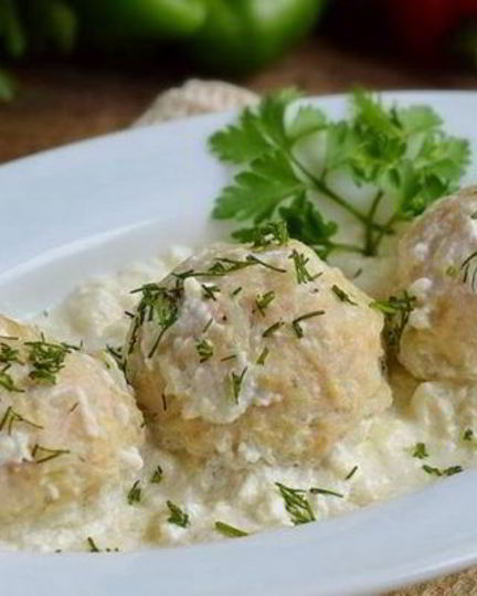 Рецепт куриных тефтелек под сметанным соусом