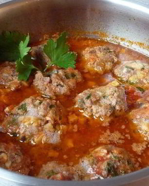 Мясные тефтели с шампиньонами в томатном соусе