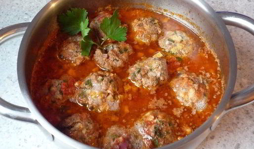 мясные тефтели с шампиньонами в томатном соусе