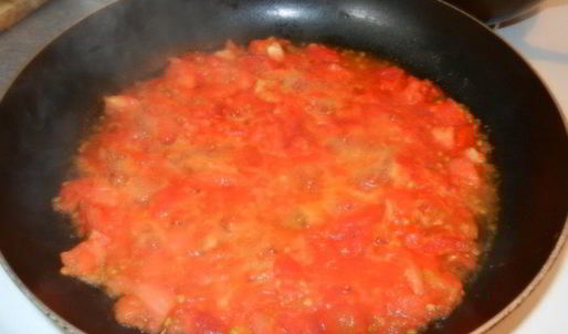 мясные тефтели с сыром на помидорной подушке