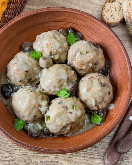 Рецепт нежных тефтелей в грибном соусе