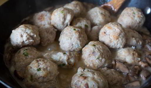 нежные тефтели в грибном соусе
