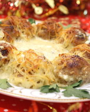 Рождественский венок из тефтелей