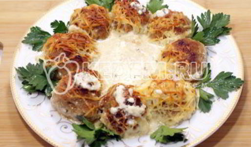 рождественский венок из тефтелей