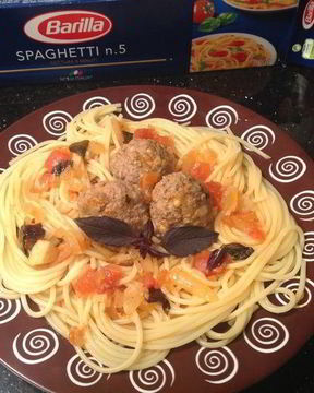 Спагетти с тефтельками с кедровыми орешками