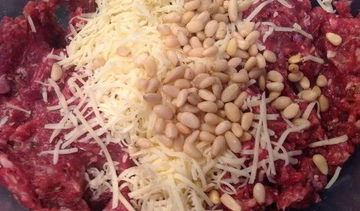 спагетти с тефтельками с кедровыми орешками