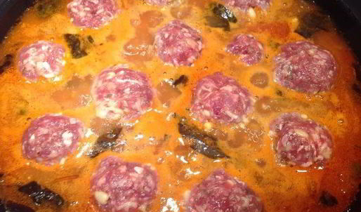 спагетти с тефтельками с кедровыми орешками