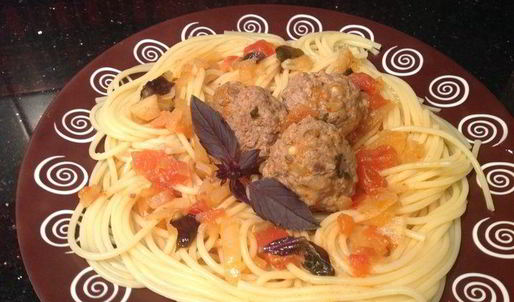 спагетти с тефтельками с кедровыми орешками