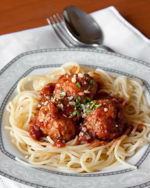 Спагетти с тефтелями в томатном соусе