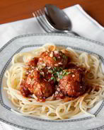 Спагетти с тефтелями в томатном соусе