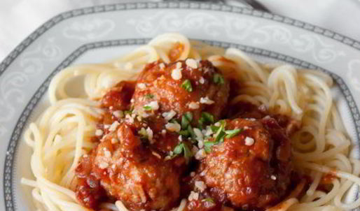 спагетти с тефтелями в томатном соусе