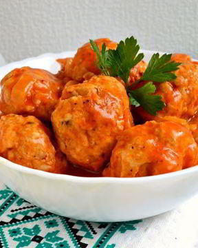 Тефтели из куриного фарша с пшеничной кашей в томатном соусе