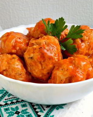 Тефтели из куриного фарша с пшеничной кашей в томатном соусе