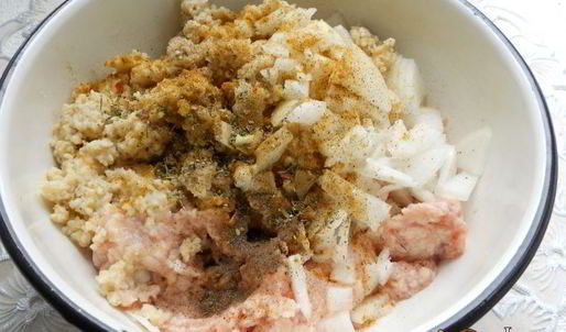 тефтели из куриного фарша с пшеничной кашей в томатном соусе